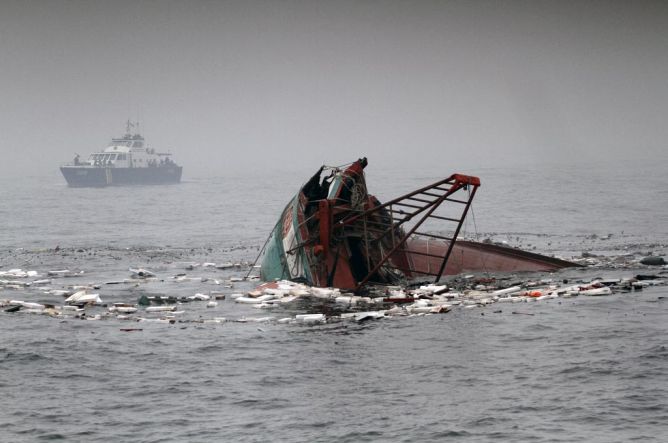 Ministry of Marine and Fishery sank illegal fiishing boat (Photo: Ant/Regina Safri)