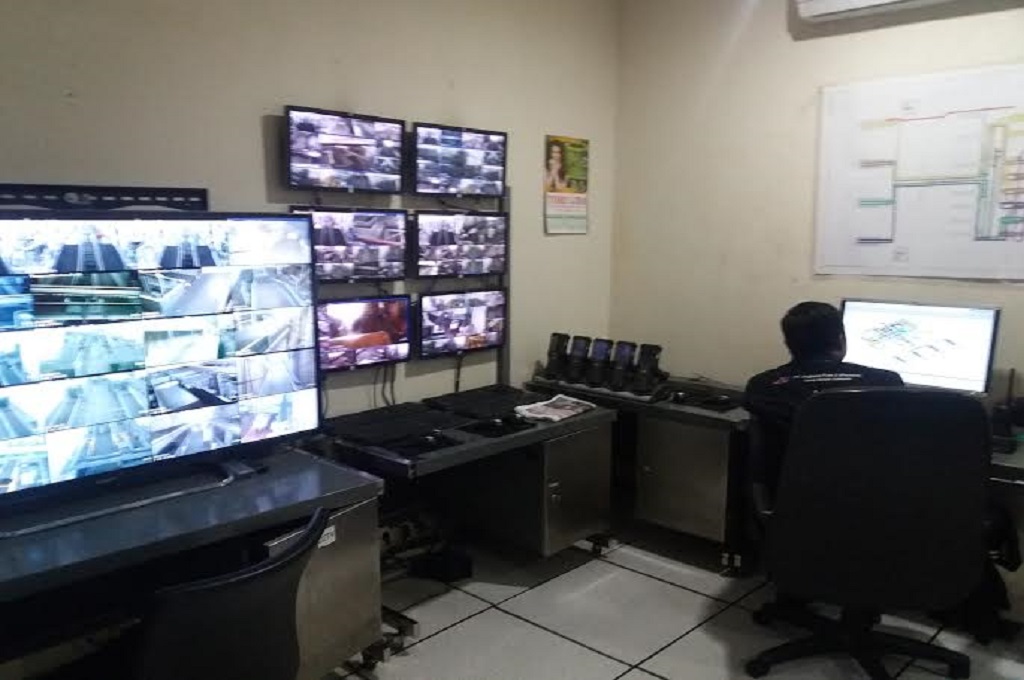 Ruang kontrol memantau jalur pengecekan bagasi di Bandara Kualanamu Medan, MTVN - Budi Warsito
