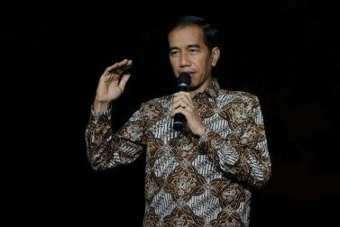 Jokowi Discusses Cabinet Reshuffle with His Volunteers