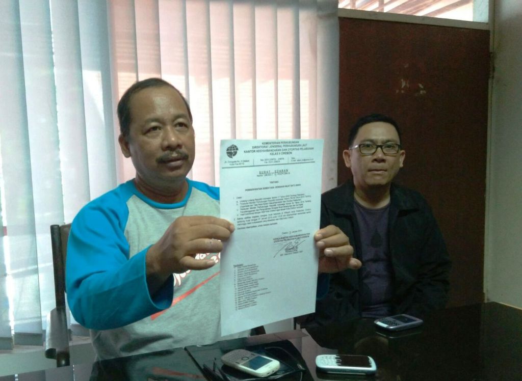 Asisten GM Pengendalian Kerja dan PFSO Pelindo II Cirebon Iman Wahyu, menunjukan surat edaran penutupan sementara aktivitas bongkar muat batu bara. (MTVN/Ahmad Rofahan)