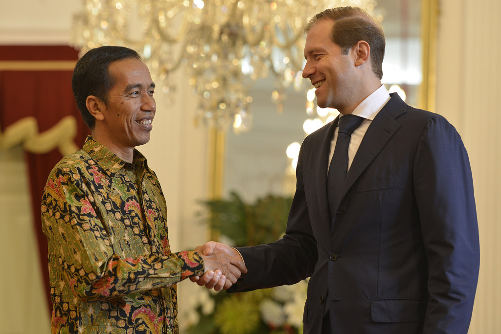 Presiden Joko Widodo (kiri) menyambut Menteri Industri dan Perdagangan Federasi Rusia Denis Manturov (kanan) di Istana Merdeka, Jakarta, Selasa (21/10/2015),--Foto: Antara/Widoso S. Jusuf