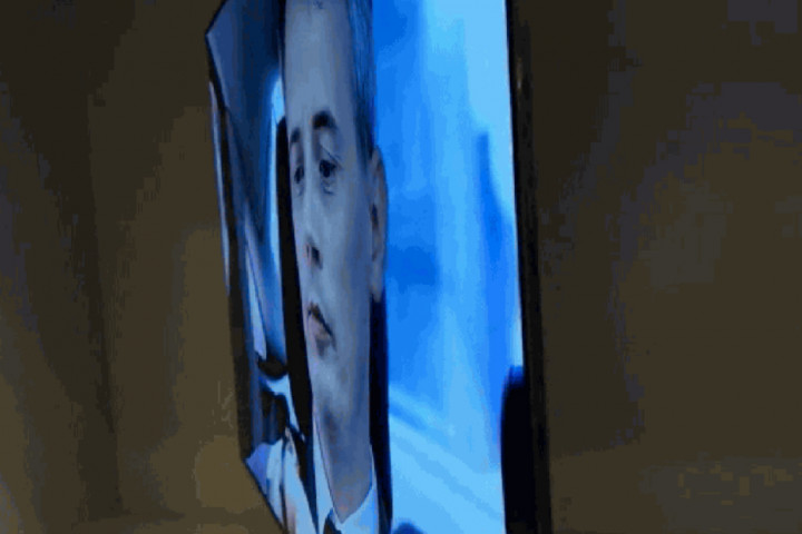 Layar Ganda LG Dipasang Bolak-Balik