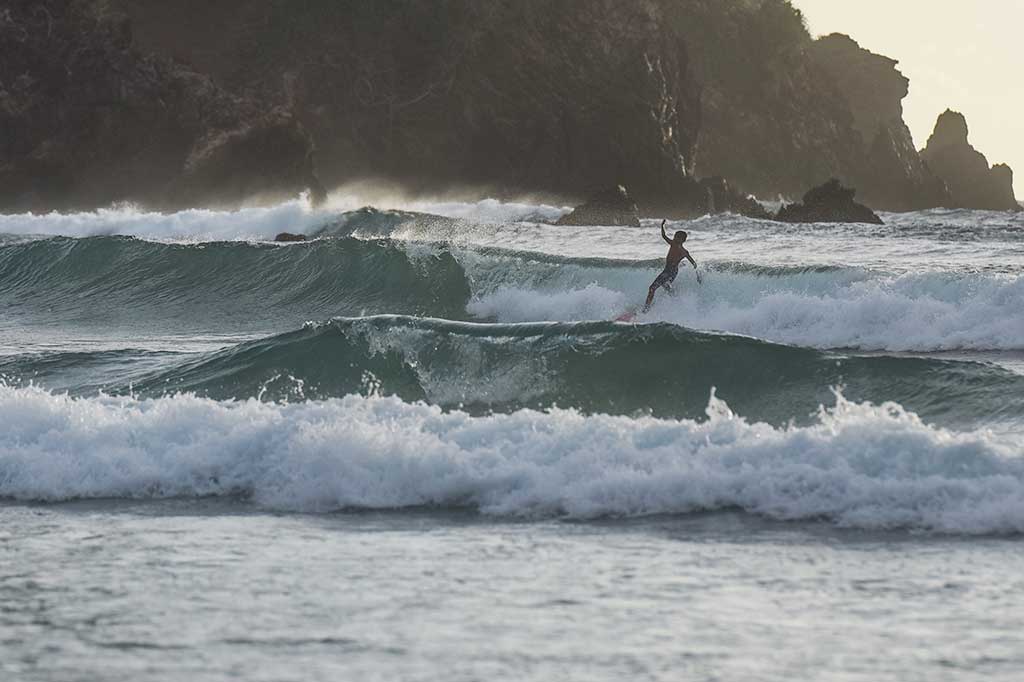 Serunya Berselancar di Pantai Pulau Merah Banyuwangi