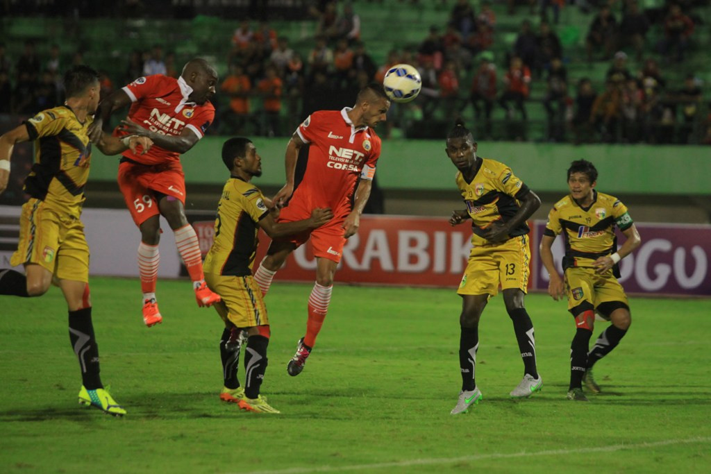 Pemain Persija Rafael Maitimo (ketiga kanan) menyundul bola dihalangi pemain tim Mitra Kukar Abd Gamal (ketiga kiri) saat babak perdelapan besar Turnamen Jenderal Sudirman Cup. (ANTARA FOTO/Maulana Surya)