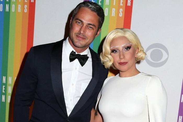 Taylor Kinney & Lady Gaga Rahasiakan Tanggal Pernikahan