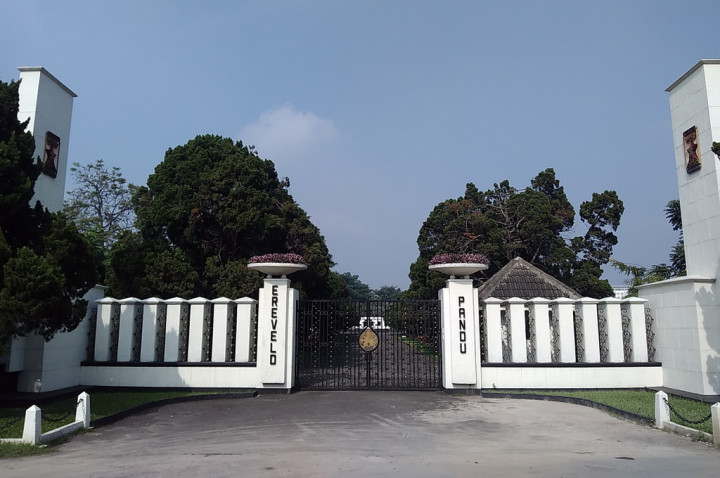 Masuk ke Makam Milik Belanda Ini Harus 'Permisi' Dulu