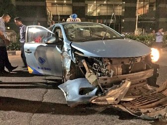 Sebuah Taksi Menghantam Pembatas Jalan di Pancoran