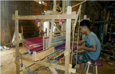 Ratusan Perajin Tenun Bangkrut Terempas Permendagri