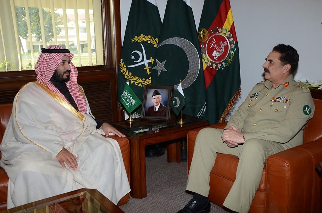 Kepala Militer Pakistan Jenderal Raheel Sharif (kanan) berdialog dengan Deputi Putra Mahkota Saudi sekaligus Menteri Pertahanan Mohammed bin Salman di kota Rawalpindi, Pakistan, 10 Januari 2016. (Foto: AFP/INTER SERVICES PUBLIC RELATIONS)