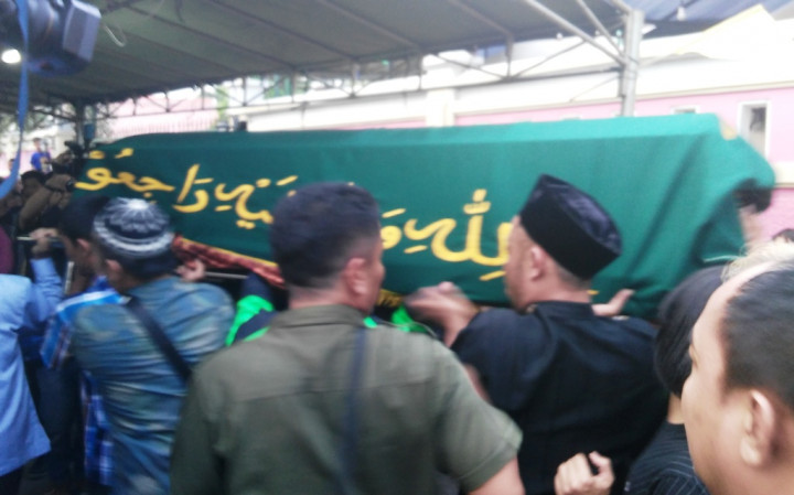 Budi Anduk Dimakamkan di Samping Kuburan Ibunda