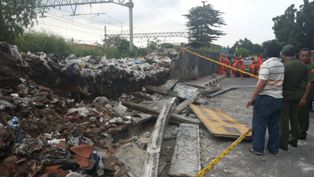 Tembok Pembatas Rel Roboh, Satu Orang Tewas