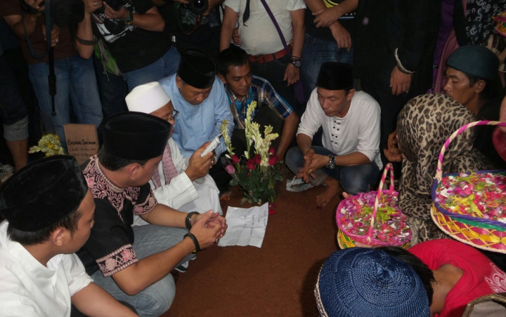 Ratusan Pelayat Iringi Pemakaman Budi Anduk Malam Ini  