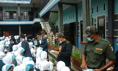 Hujan Abu Vulkanik Bromo, Masker Dibagikan ke Anak Sekolah 