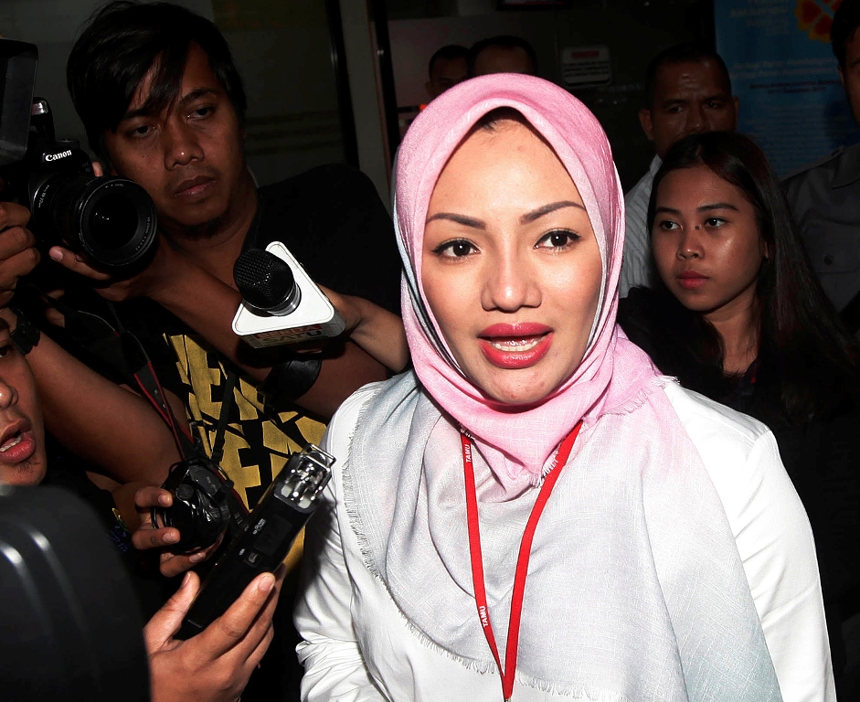 Anggota DPRD Banten Adde Rosi Khoerunnisa memasuki Gedung KPK, Jakarta, Senin (14/12).