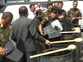Kejari Karanganyar Musnahkan Televisi Rakitan Seorang Lulusan SD