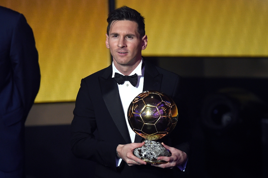 Lionel Messi peraih penghargaan Ballon dOr 2015 (Foto: AFP)