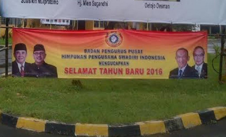 Spanduk Foto Ical dan Ade Komarudin Terpampang di DPP Golkar 