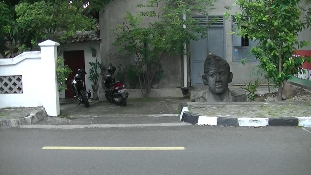 Patung kepala HB IX berada di pinggir jalan, tanpa penopang di Batikan, Umbulharjo, Kota Yogyakarta. (Metrotvnews.com/Patricia Vicka)