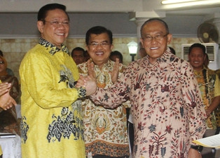 Didamaikan Jokowi, Agung-Ical Tetap Silang Pendapat