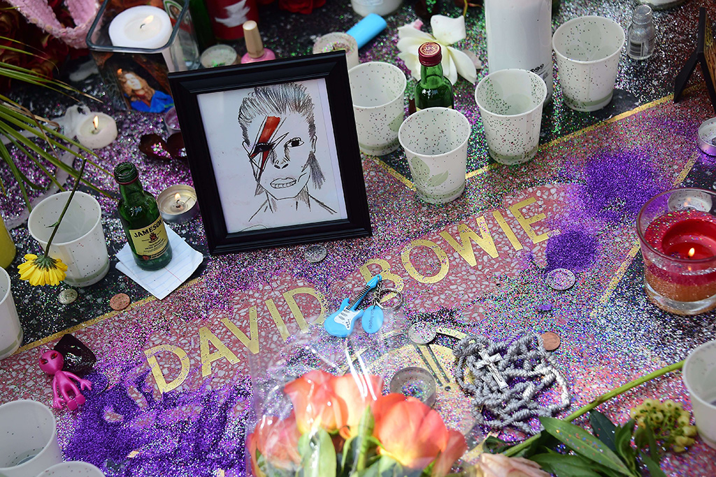 Para Penggemar Bersedih Atas Kepergian David Bowie
