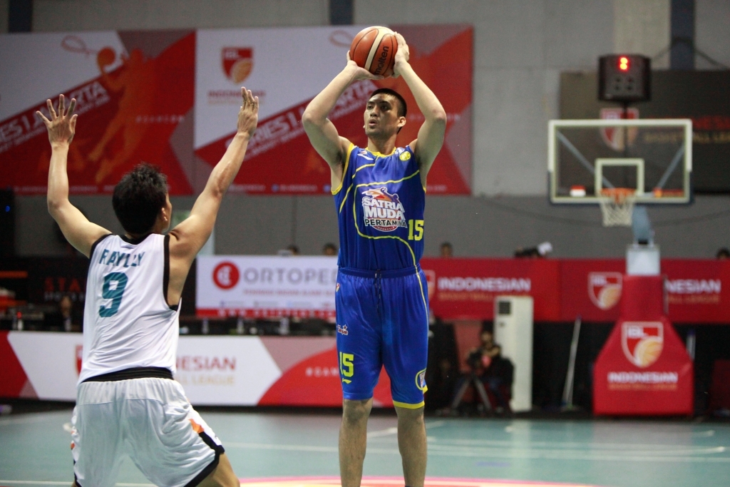 Dodo Sitepu (biru) (Foto: Dok.IBL)