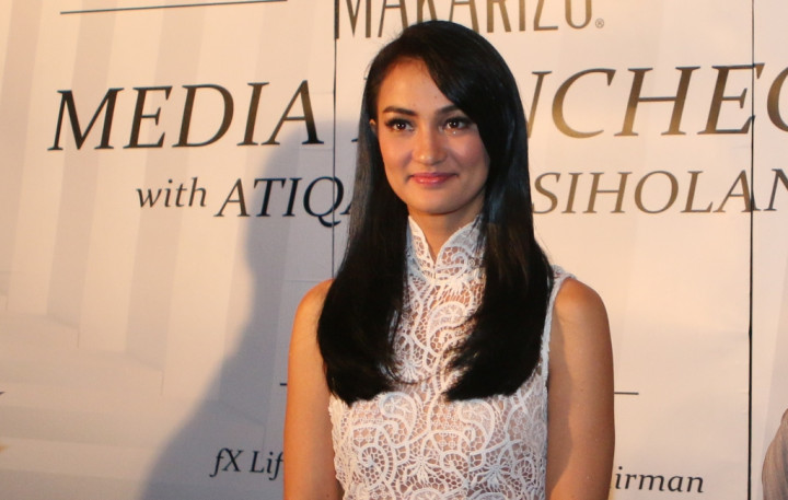 Cara Atiqah Hasiholan Menata Rambut Tebal dan Gelombang