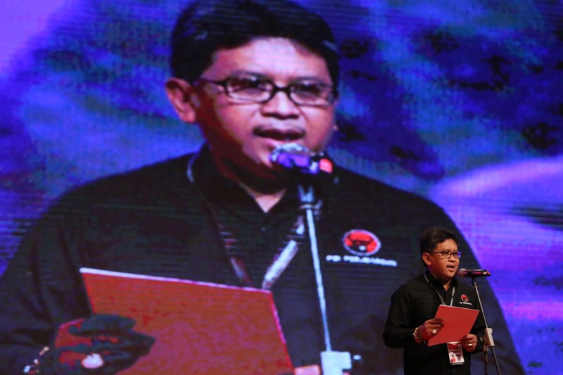 Sekretaris Jenderal PDIP Hasto Kristiyanto menyampaikan laporan hasil Rakernas saat penutupan Rakernas I PDIP di JIEXPO, Kemayoran, Jakarta Pusat, Selasa (12/1).-- Foto:MI--