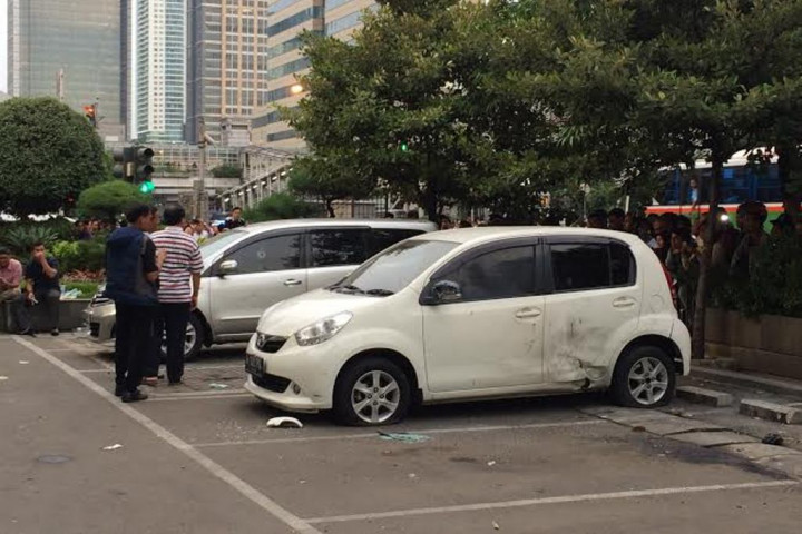 Mobil Ledakan Teror Bom Thamrin Jadi Tontonan Warga