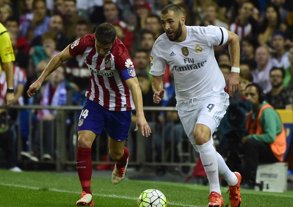 Striker Real Madrid Karim Benzema sedang berebut bola dengan gelandang Atletico Madrid, Gabi. (AFP PHOTO/ PIERRE-PHILIPPE MARCOU)