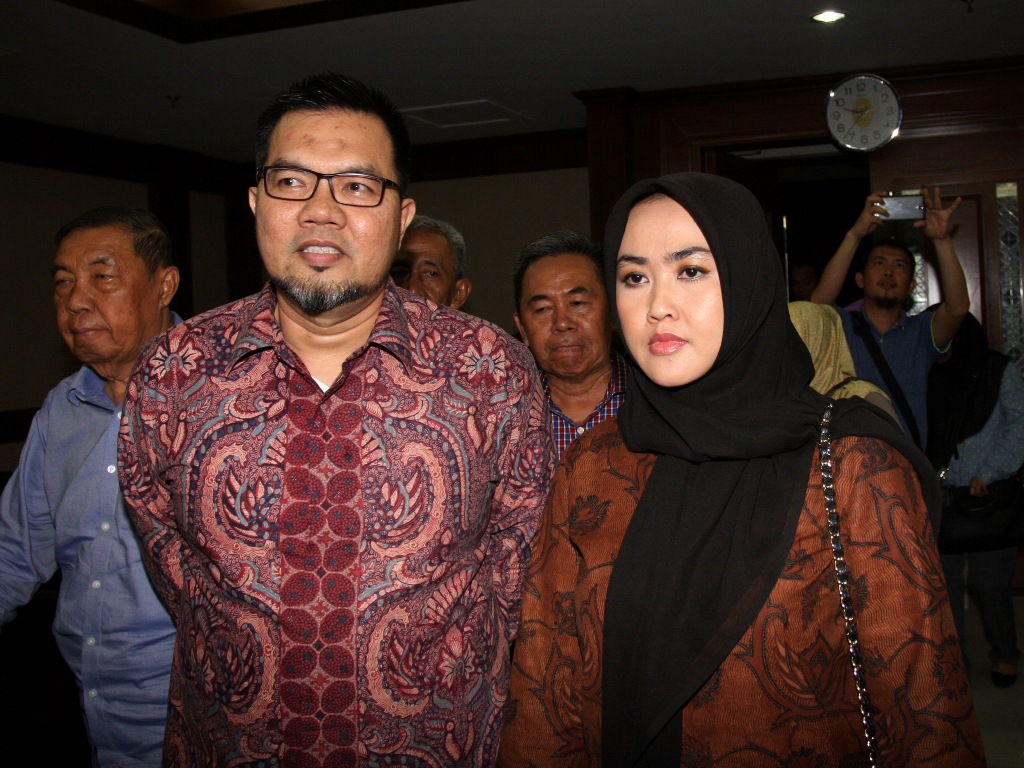  Terdakwa kasus suap sengketa Pilkada Empat Lawang di Mahkamah Konstitusi (MK) Budi Antoni Aljufri (kedua kiri) dan istrinya Suzana (kanan) bersiap menjalani sidang. ANTARA FOTO/Reno Esnir.