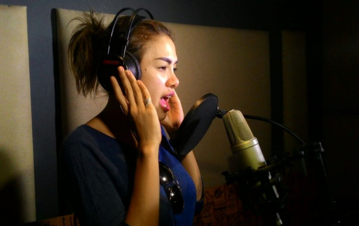 Rilis Lagu Dangdut, Nikita Mirzani: Saya Belajar Nyanyi di Toilet Bukan di Hotel