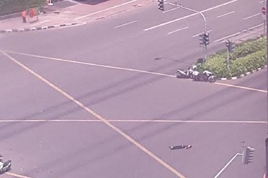 Sesosok Manusia Tergeletak di Sekitar Lokasi Ledakan di Sarinah