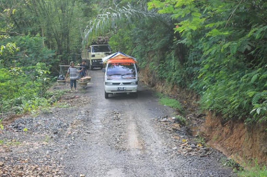 Kondisi jalan rusak di Garut, MTVN - Latief