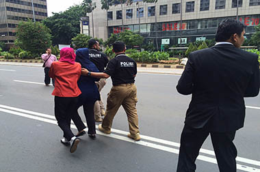 Sempat Sembunyi, Perempuan Korban Ledakan Dilarikan ke RS