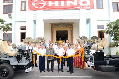 Hino Donasikan Empat Unit Bus ke BPSDM 