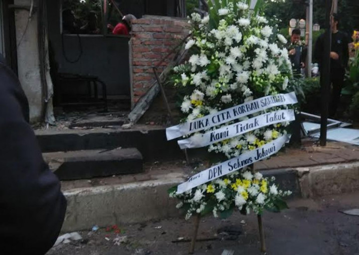 Seknas Jokowi Letakkan Karangan Bunga di Samping Pos Polisi Sarinah