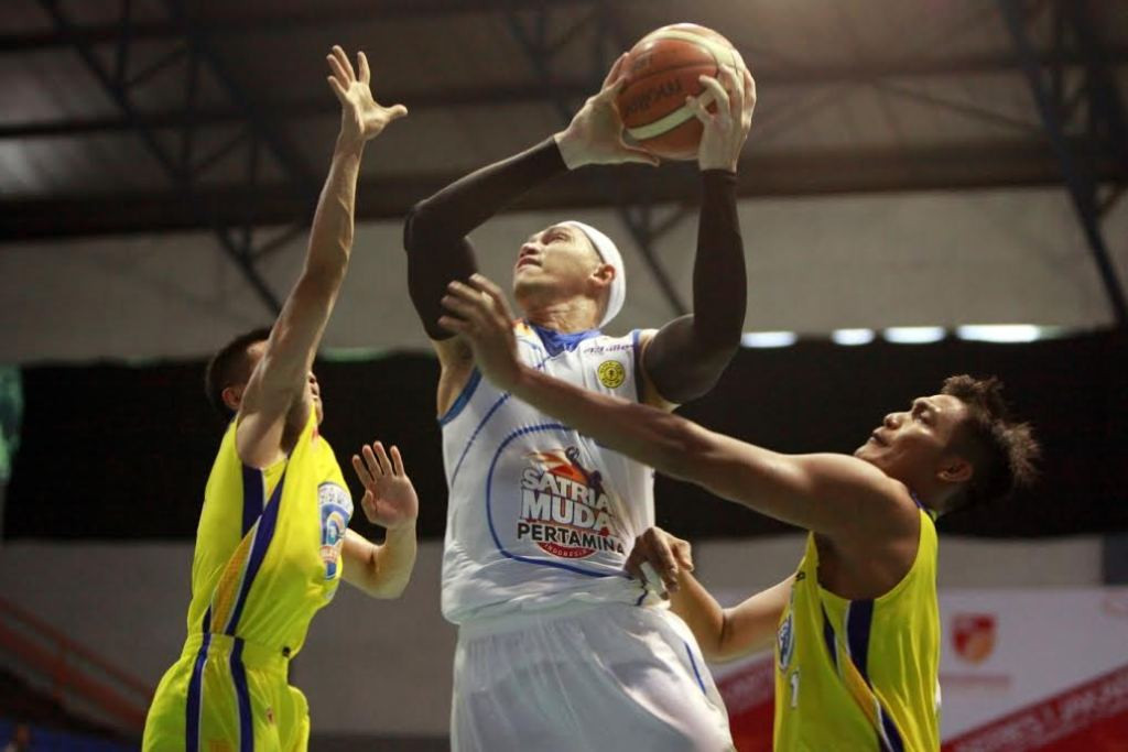 Power Forward Satria Muda Vinton Nolland Surawi bermain gemilang melawan Satya Wacana (Dok: IBL)