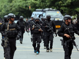 Penembak Berbaju Putih Itu Polisi