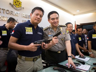 Tak Takut Teror, Netizen Lebih Tertarik Komentari Aksi Polisi Ganteng