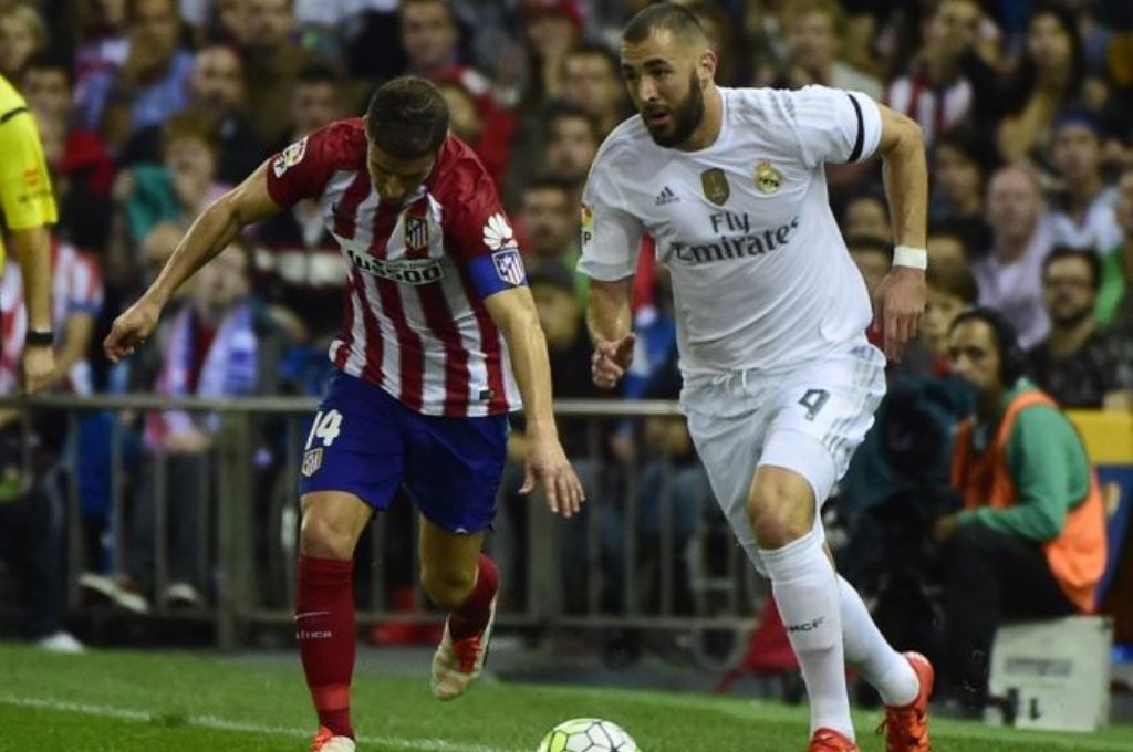 Striker Real Madrid Karim Benzema sedang berebut bola dengan gelandang Atletico Madrid, Gabi. (AFP PHOTO/ PIERRE-PHILIPPE MARCOU)