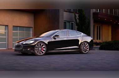 Mobil Tesla Bisa Dikendalikan Lewat <i>Smartphone</i> 
