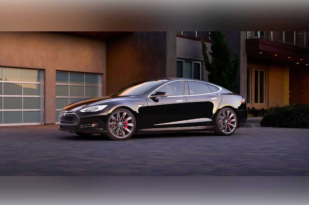 Mobil Tesla bisa dipanggil cukup melalui smartphone. Tesla Motors
