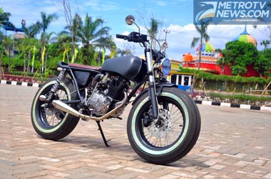 Honda Tiger 2010, <i>Brat Style Bobber</i> Ala Black Bagong 