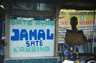 Kisah Pedagang Sate Raup Rezeki di Tengah Perang Teroris dan Polisi