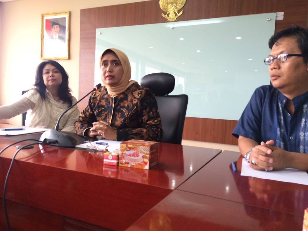Direktur Utama PT Sarinah (Persero) Ira Puspa Dewi (tengah) saat menceritakan pengalamannya saat mendengar ledakan di Thamrin. (FOTO: MTVN/Husen Miftahudin)