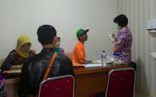 Warga yang Kehilangan Keluarga Mulai Mendatangi RS Polri 