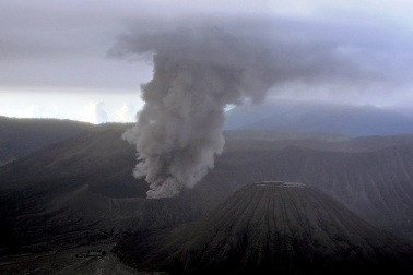 Gunung Bromo Disebut Tidak Meletus Seperti Gunung Merapi
