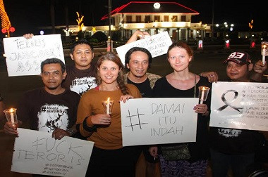 Dua Bule Cantik Dukung Warga Jakarta Berani Lawan Teroris