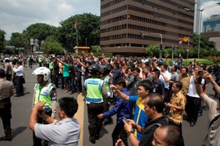 Kerumunan Massa di Tengah Ledakan, Tidak Takut atau Tidak Dewasa?