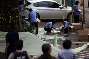 PPSU DKI Bersihkan TKP Bom Bunuh Diri di Sarinah